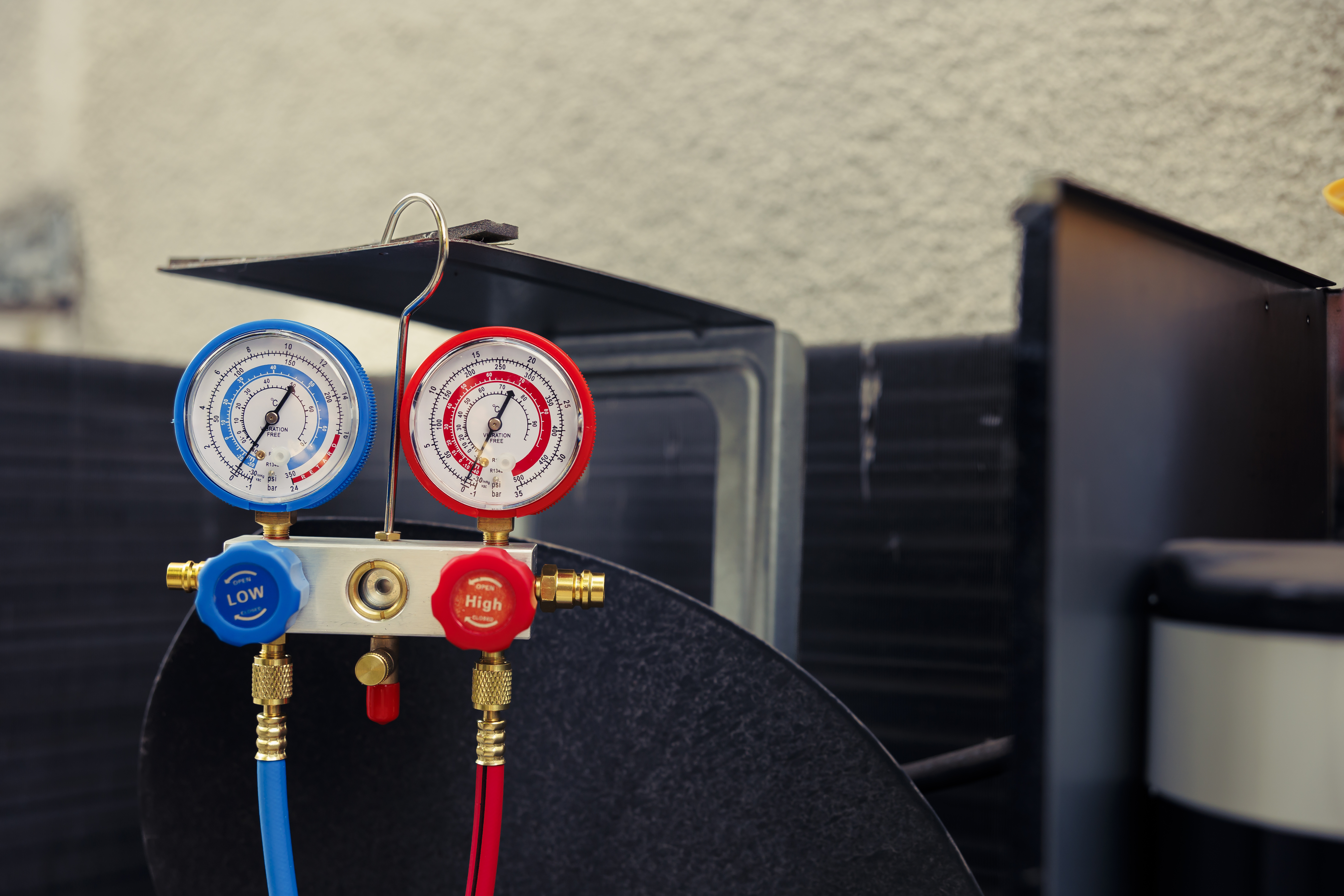 Professional refrigeration diagnostic gauges for emergency breakdown repairs